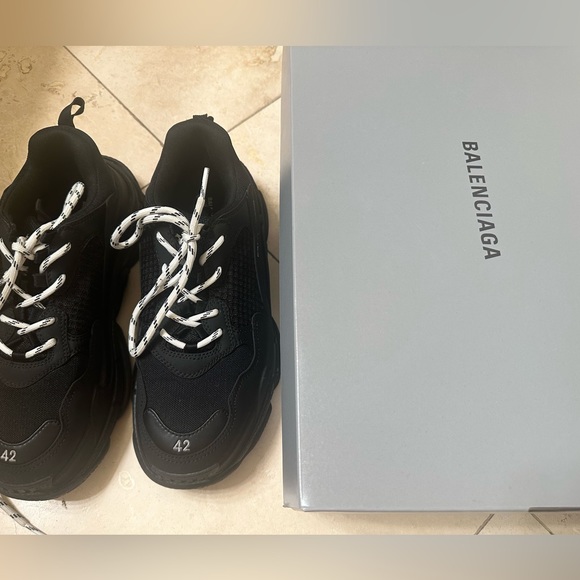 BALENCIAGA Men’s Triple S Sneaker in Black 42 EU - Picture 6 of 12